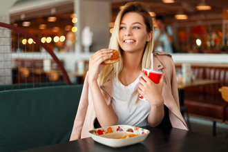 ハンバーガーを食べる女性