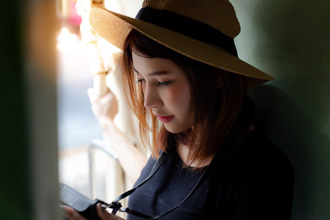 思い出を見つめる女性