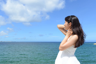 海を見つめている女性