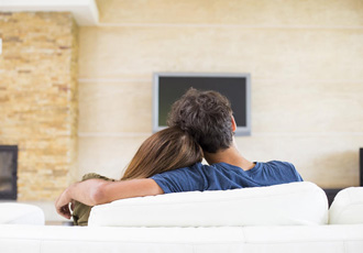 テレビを見るカップル
