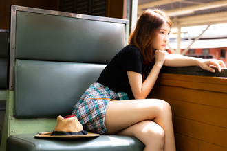 車内で外の遠くを見つめる女性