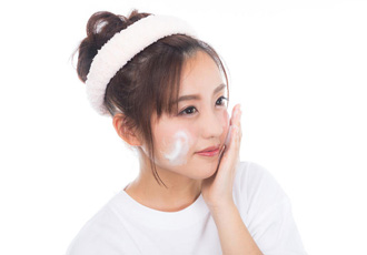 メイク前の洗顔をしている女性