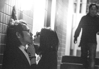 男女がキスをしている不倫の現場