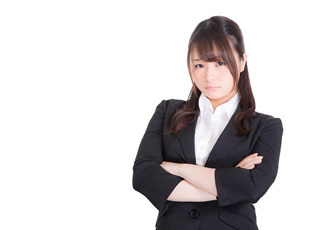 ムスッとしているスーツを着た女性