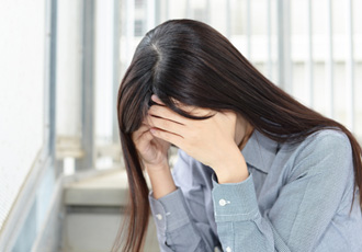 頭を抱える女性