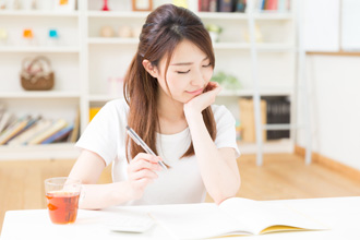 テーブル越しの女性