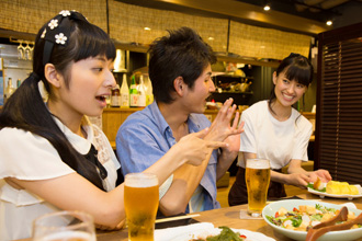 会食する男女