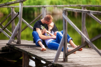 橋の上でキスする男女