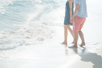 海辺を歩くカップル