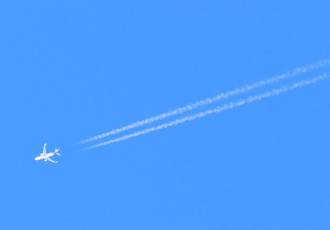 青空に飛行機と飛行機雲
