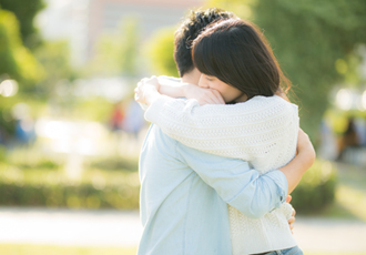 男女のカップルが抱き合う