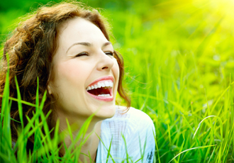 草原で笑う女性