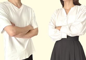 腕組をしている男女