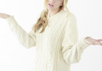 金髪の女性が肩をすくめて両手を上にあげて「お手上げ状態」ジェスチャーをしている