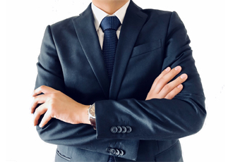 紺色のスーツを着た顔の見えない男性が腕組みをしている