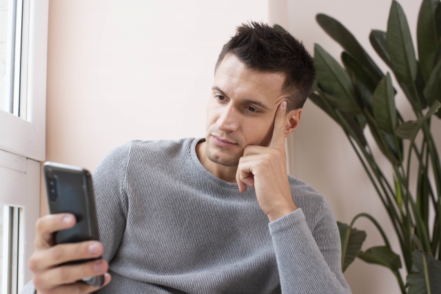 スマホを見つめる男性